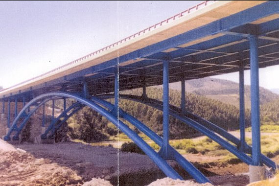 Viaducto sobre el rio Escudo